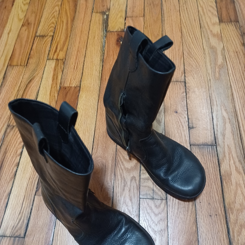 Black size 8 Born boots